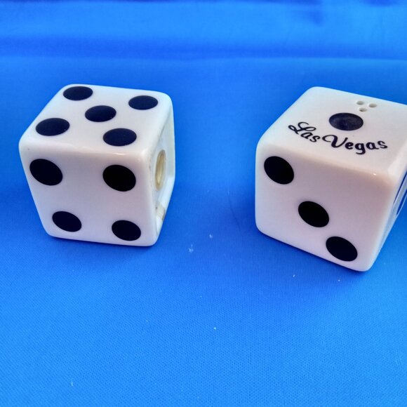 Las Vegas souvenir pair of oversized dice salt & pepper shakers - Picture 4 of 5